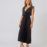 Rochie midi din vâscoză cu decolteu petrecut și umeri încrețiți negru HL187