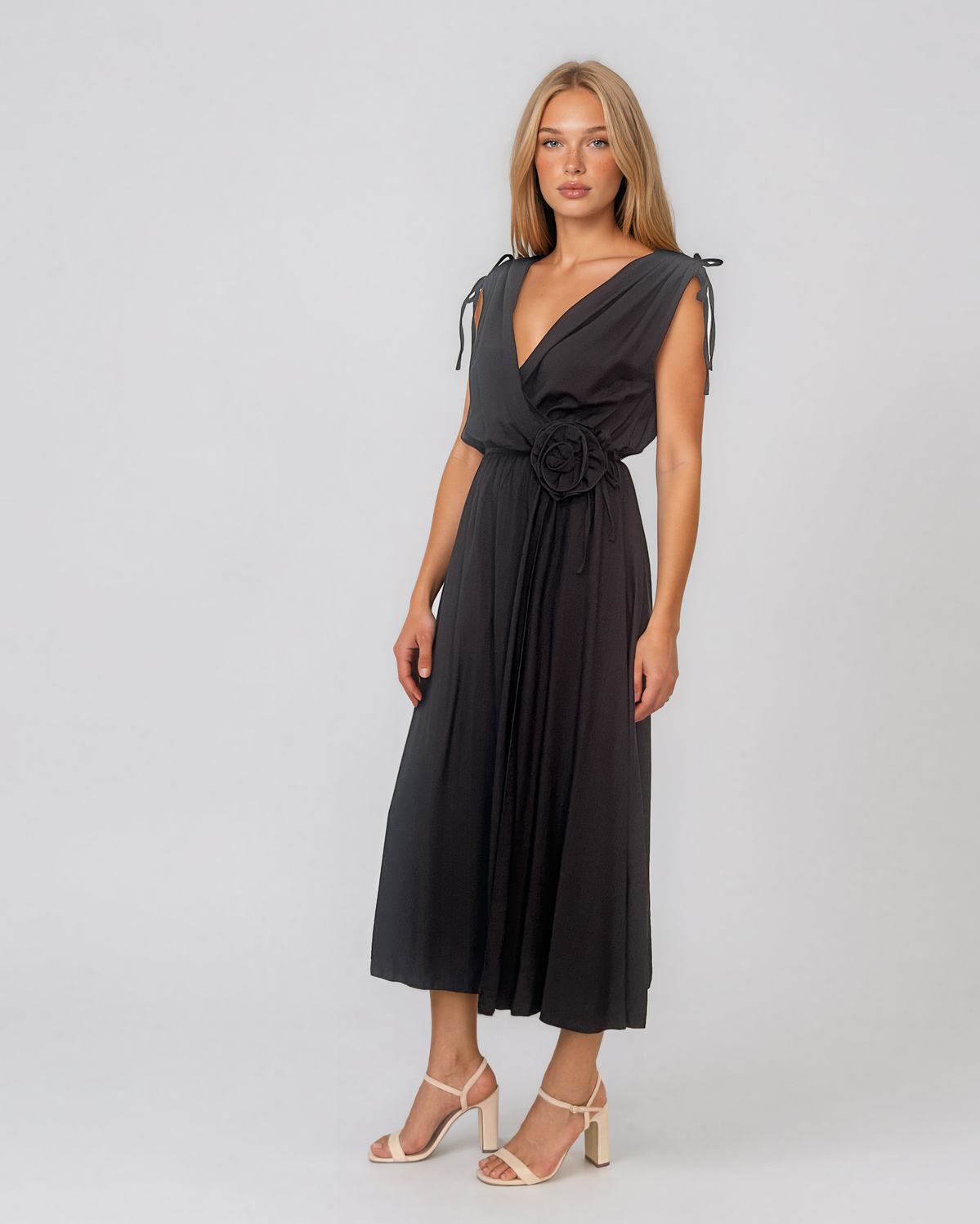 Rochie midi din vâscoză cu decolteu petrecut și umeri încrețiți negru HL187