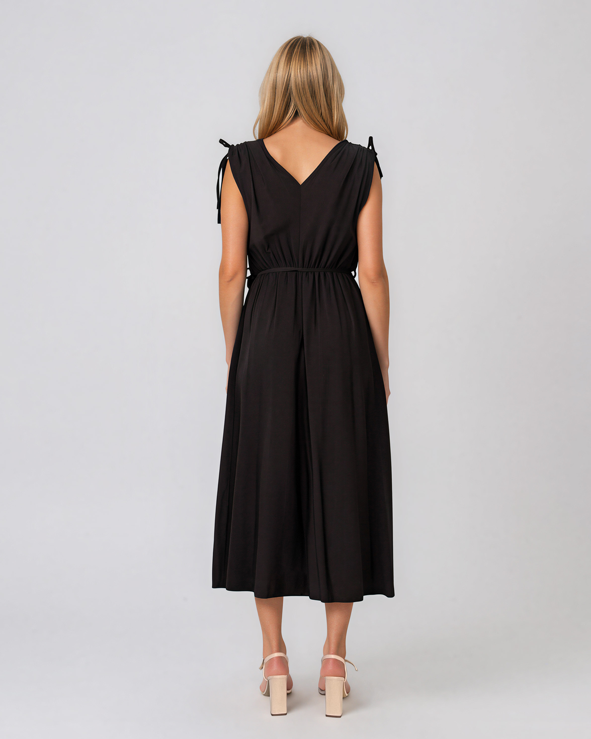 Rochie midi din vâscoză cu decolteu petrecut și umeri încrețiți negru HL187