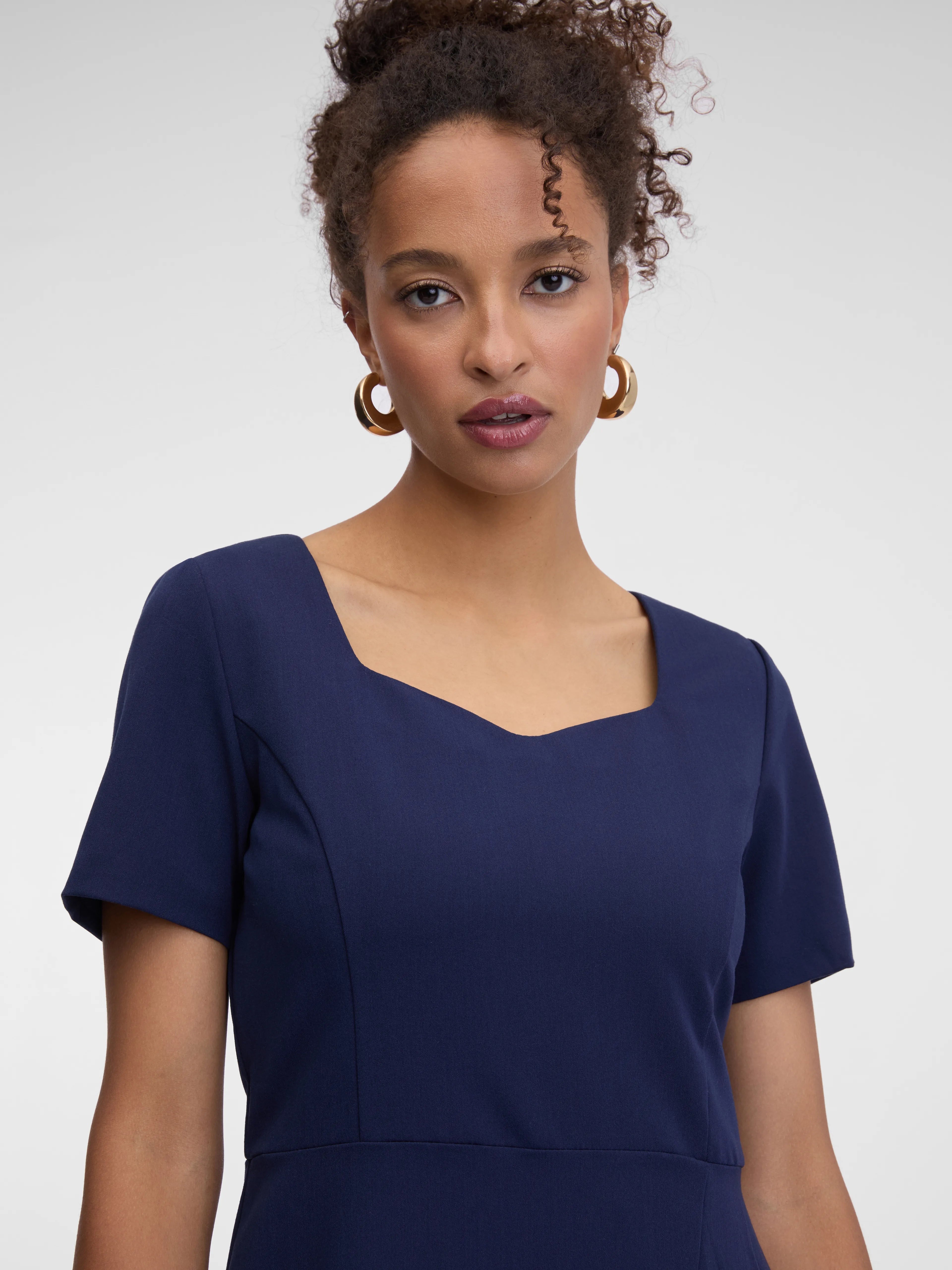 Rochie midi elegantă cu mânecă scurtă și pliuri ORSAY bleumarin ORS007