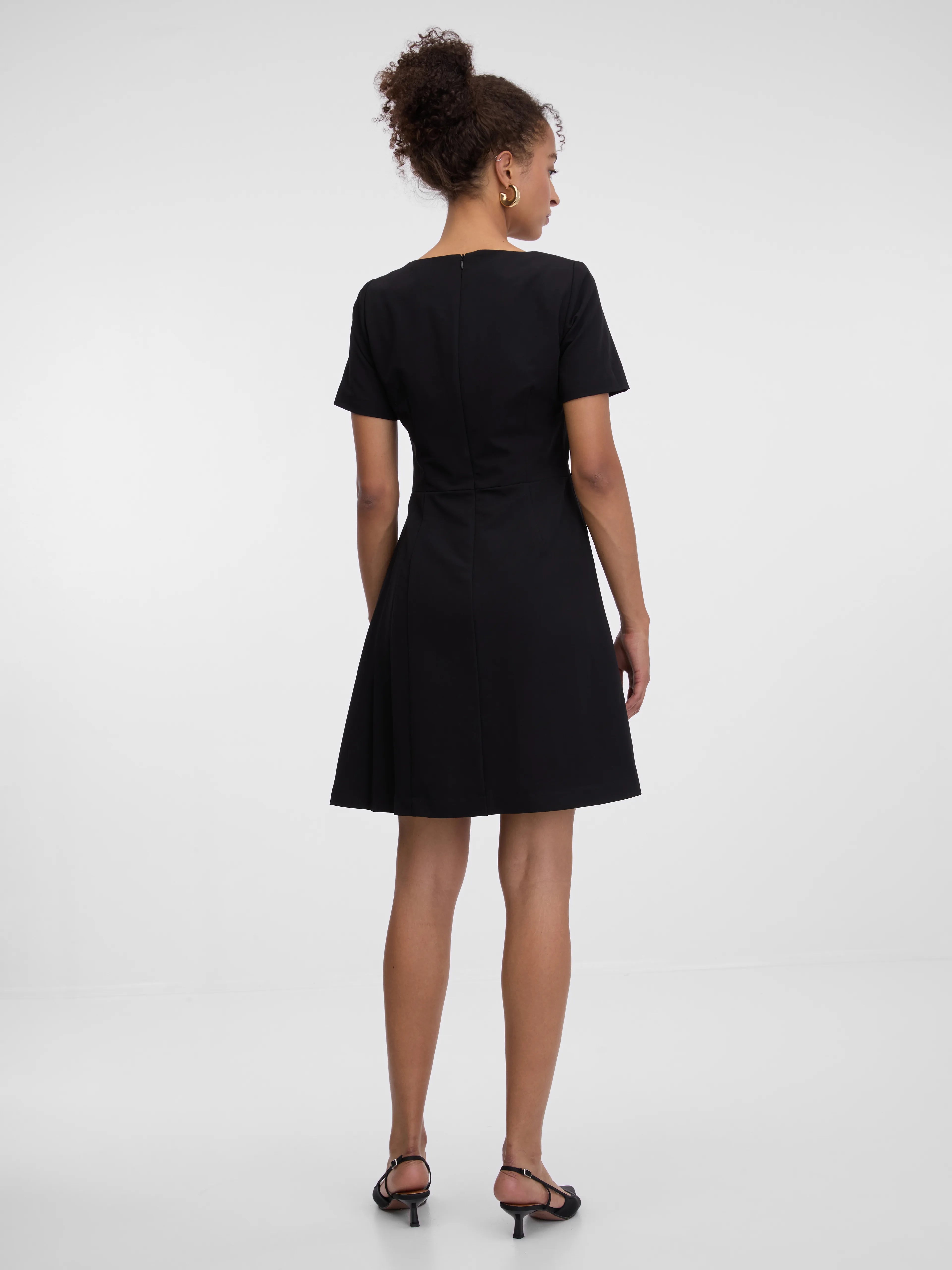 Rochie midi elegantă cu mânecă scurtă și pliuri ORSAY negru ORS007