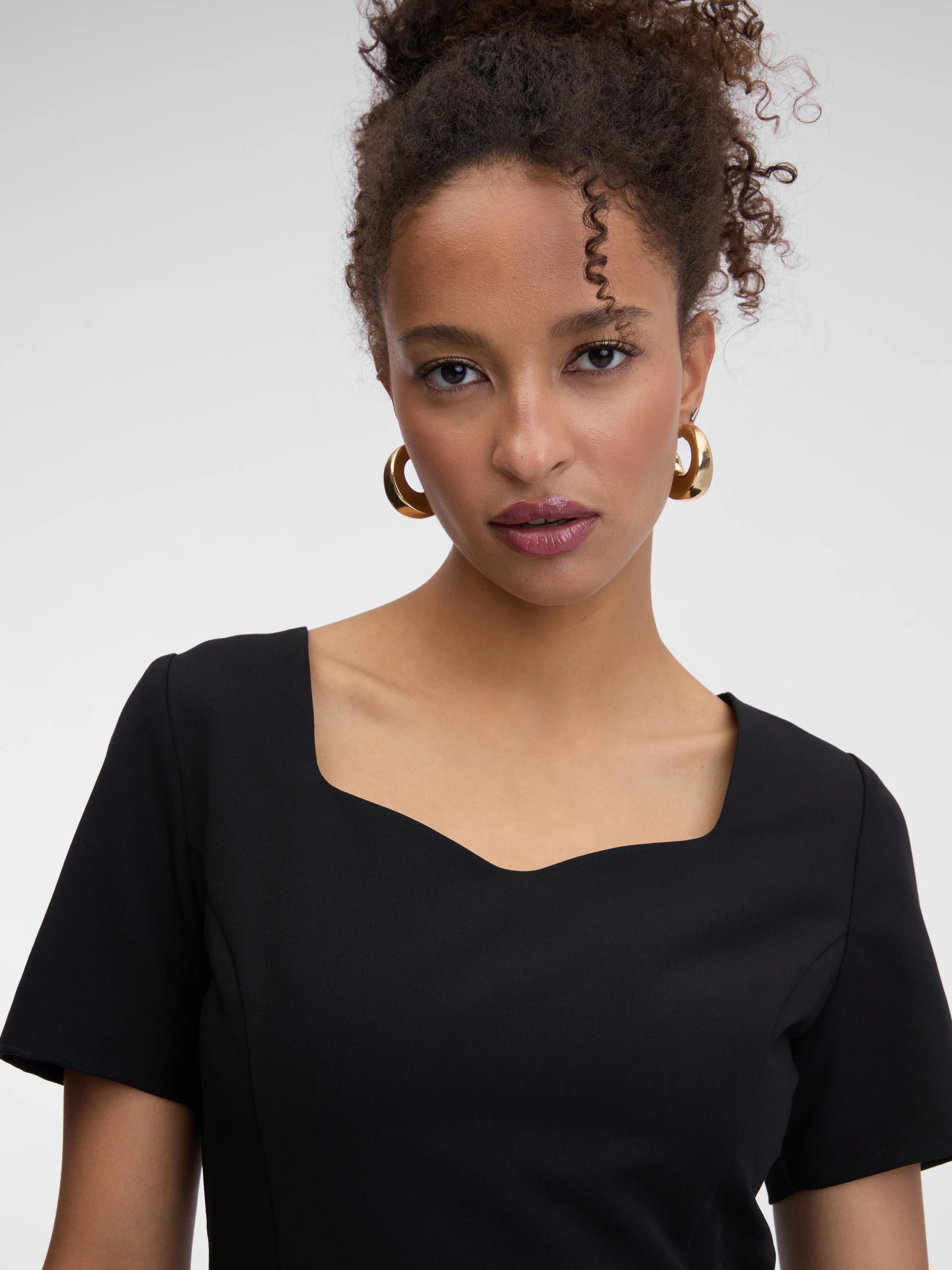 Rochie midi elegantă cu mânecă scurtă și pliuri ORSAY negru ORS007