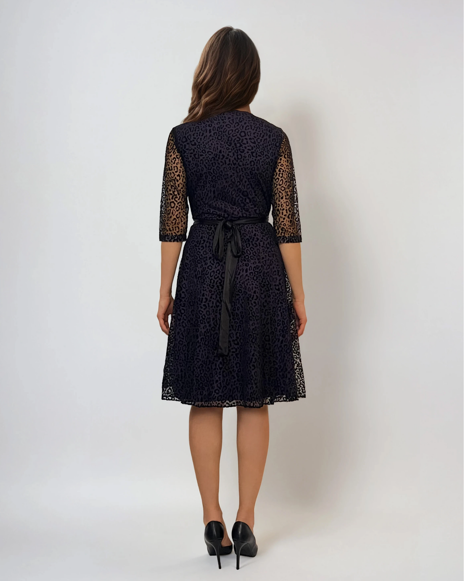 Rochie midi mov cu mâneci 3/4 din dantelă, elegantă pentru evenimente mov 
