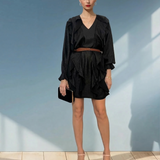 Rochie scurtă cu volane verticale negru 