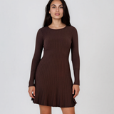 Rochie scurtă din tricot reiat cu fustă evazată maro DY733