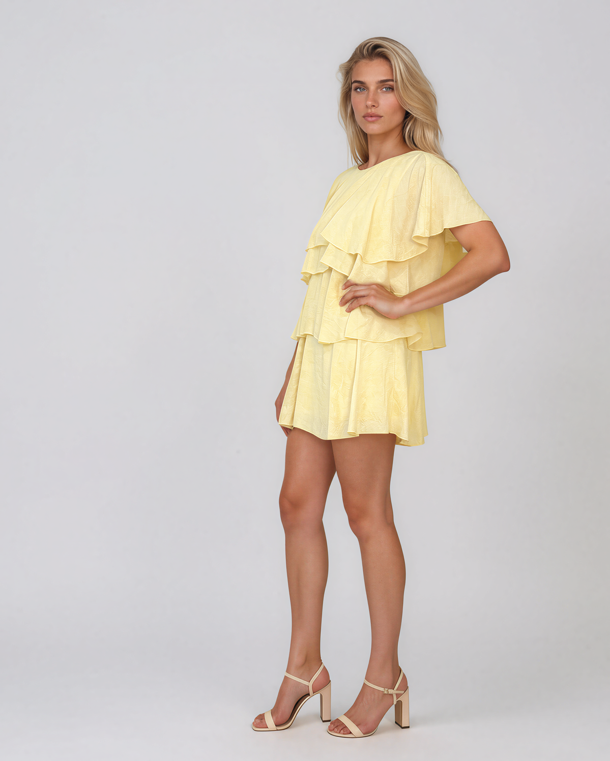 Rochie scurtă din vâscoză cu volane suprapuse galben HL214