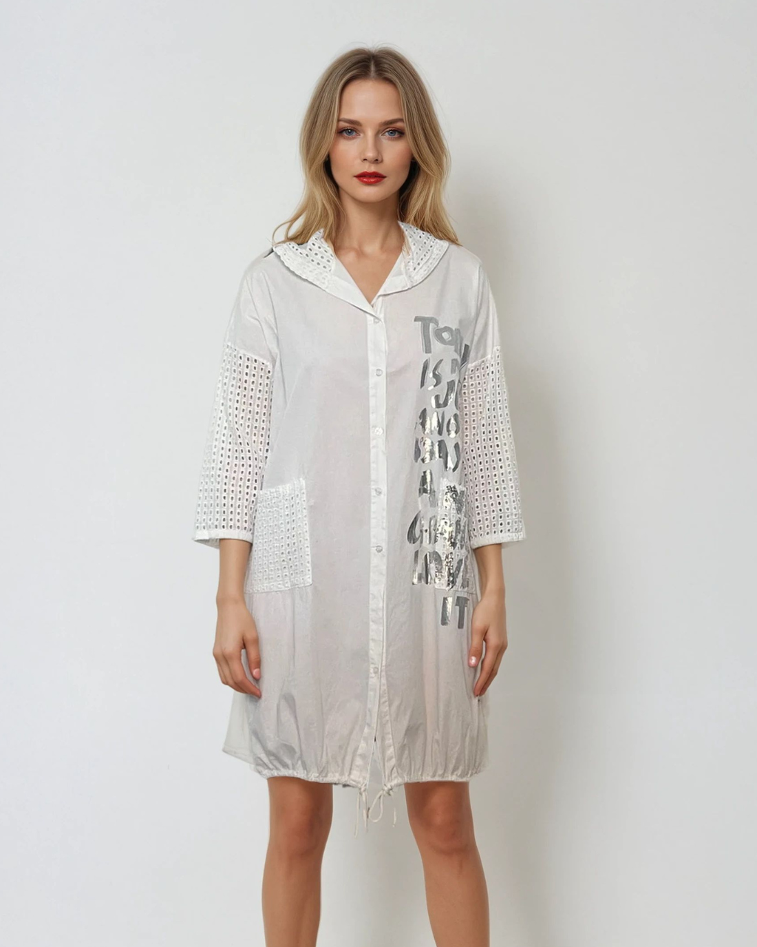 Rochie scurtă tip hanorac cu glugă croșetată și print floral alb 