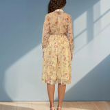 Rochie vaporoasă din voal cu guler tip cămașă și print floral galben 