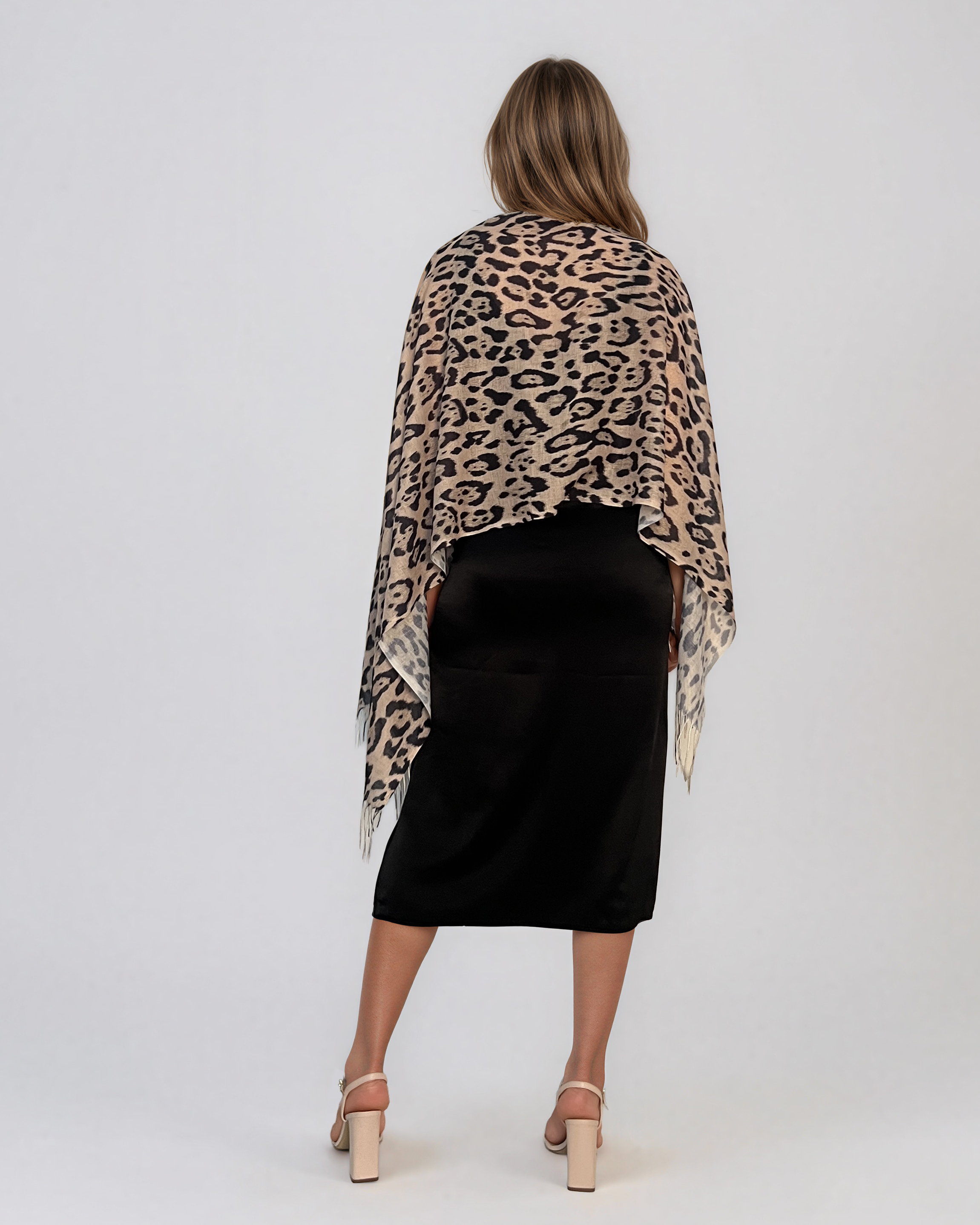 Şal cu imprimeu leopard şi franjuri beige KE481