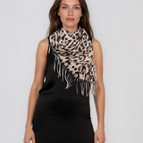 Şal cu imprimeu leopard şi franjuri off-white KE481