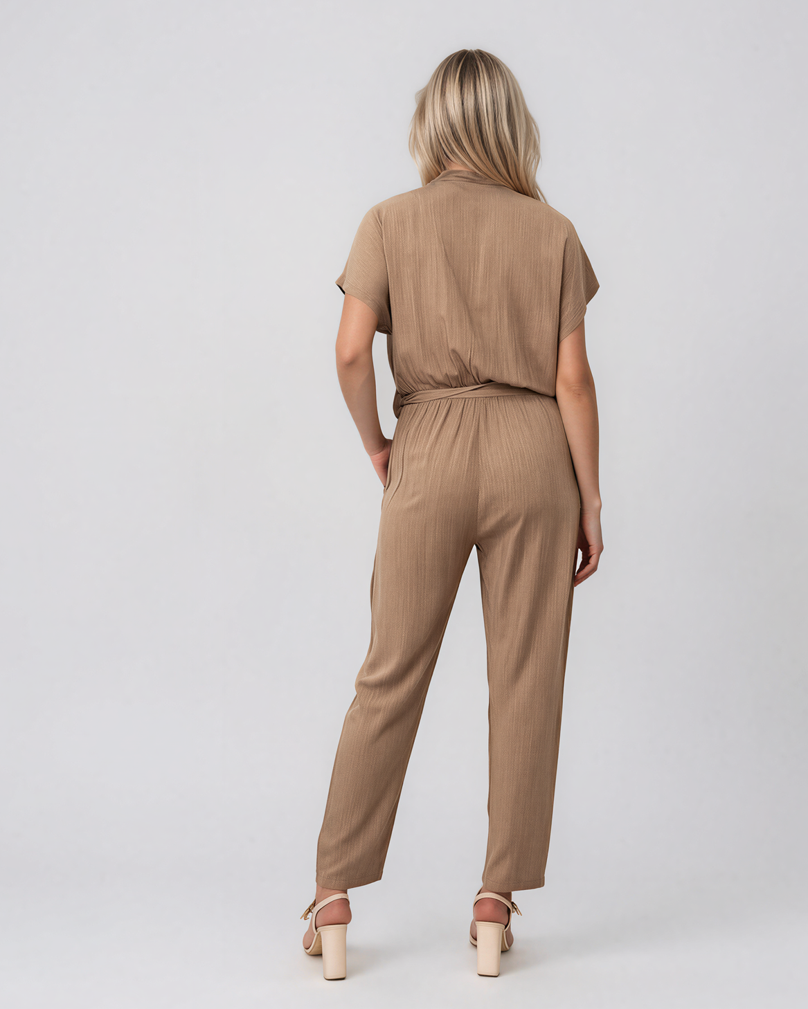 Salopetă din vâscoză cu pantalon conic și cordon în talie beige HL191