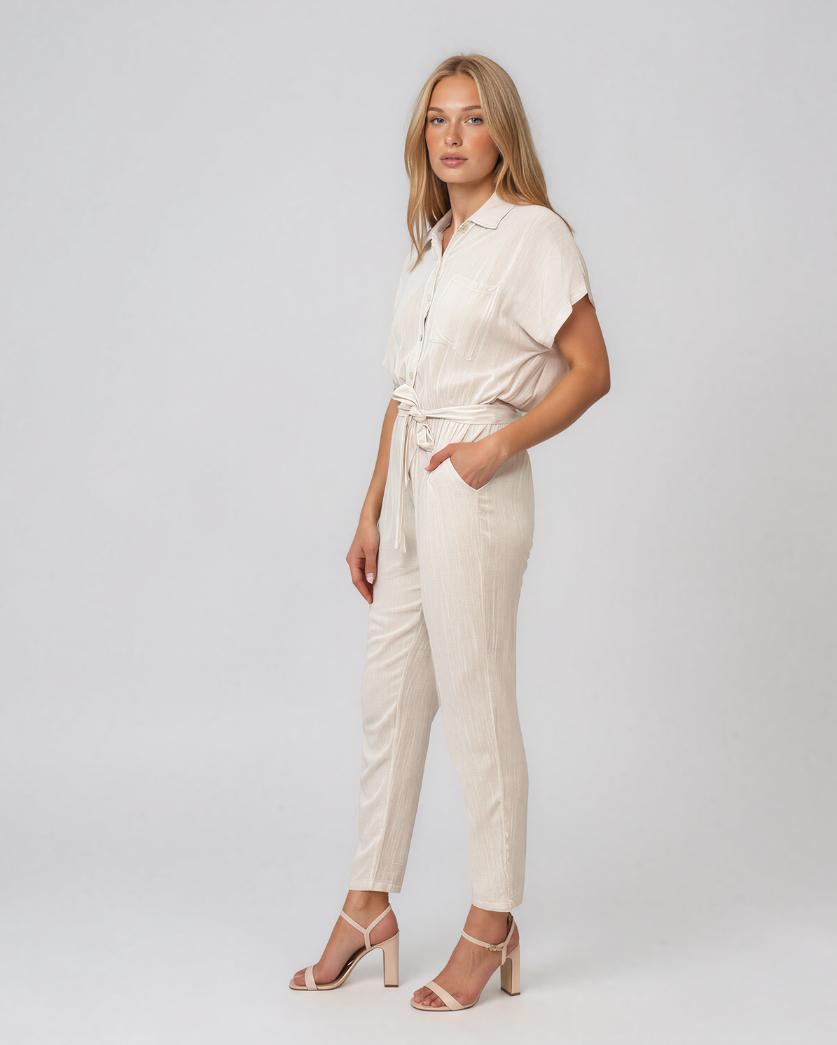 Salopetă din vâscoză cu pantalon conic și cordon în talie crem HL191