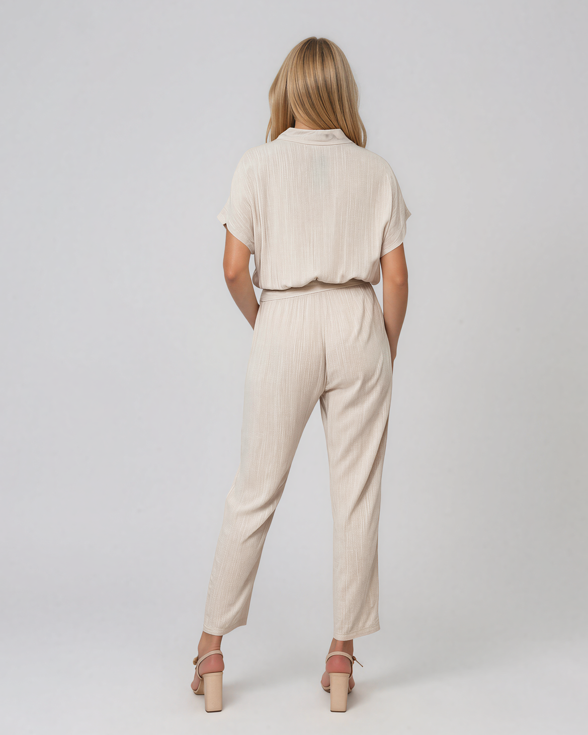 Salopetă din vâscoză cu pantalon conic și cordon în talie crem HL191