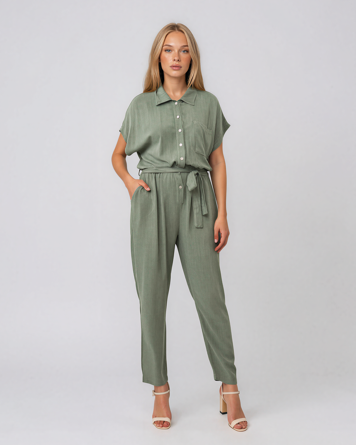 Salopetă din vâscoză cu pantalon conic și cordon în talie kaki HL191
