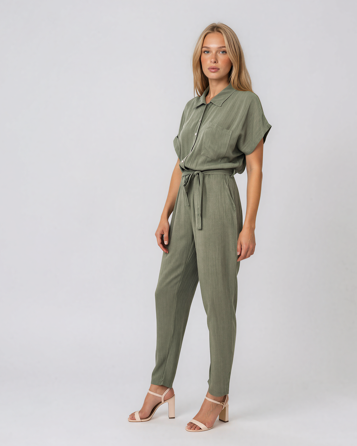 Salopetă din vâscoză cu pantalon conic și cordon în talie kaki HL191