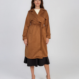 Trench lung cu aspect de piele întoarsă şi cordon camel HL244