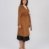 Trench lung cu aspect de piele întoarsă şi cordon camel HL244