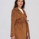 Trench lung cu aspect de piele întoarsă şi cordon camel HL244