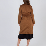 Trench lung cu aspect de piele întoarsă şi cordon camel HL244