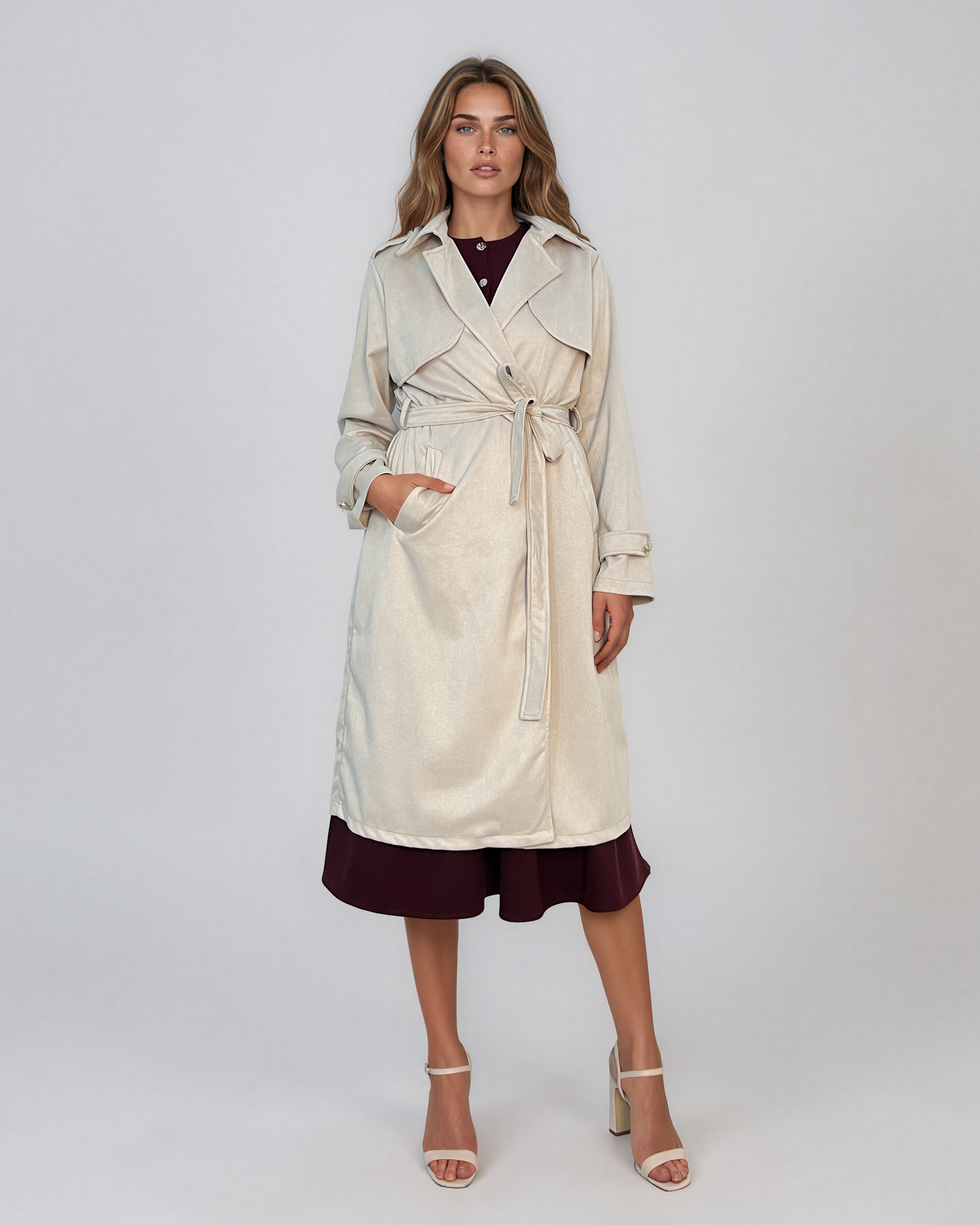 Trench lung cu aspect de piele întoarsă şi cordon crem HL244