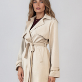 Trench lung cu aspect de piele întoarsă şi cordon crem HL244