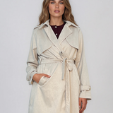 Trench lung cu aspect de piele întoarsă şi cordon crem HL244