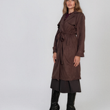 Trench lung cu aspect de piele întoarsă şi cordon maro HL244
