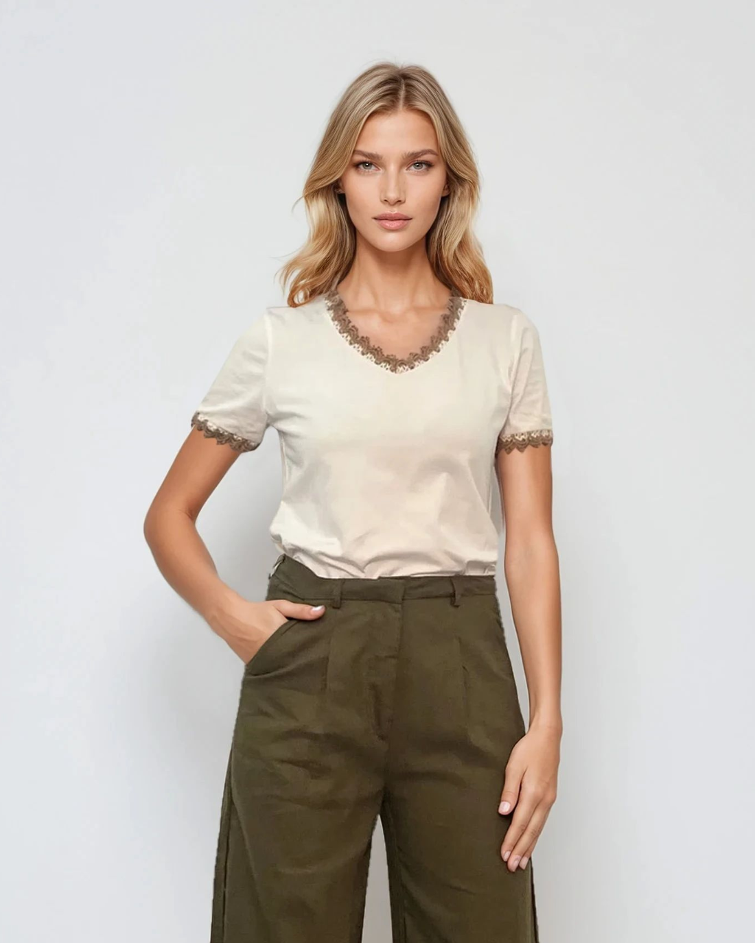 Tricou cu broderie rustica pe maneca si decolteu alb 