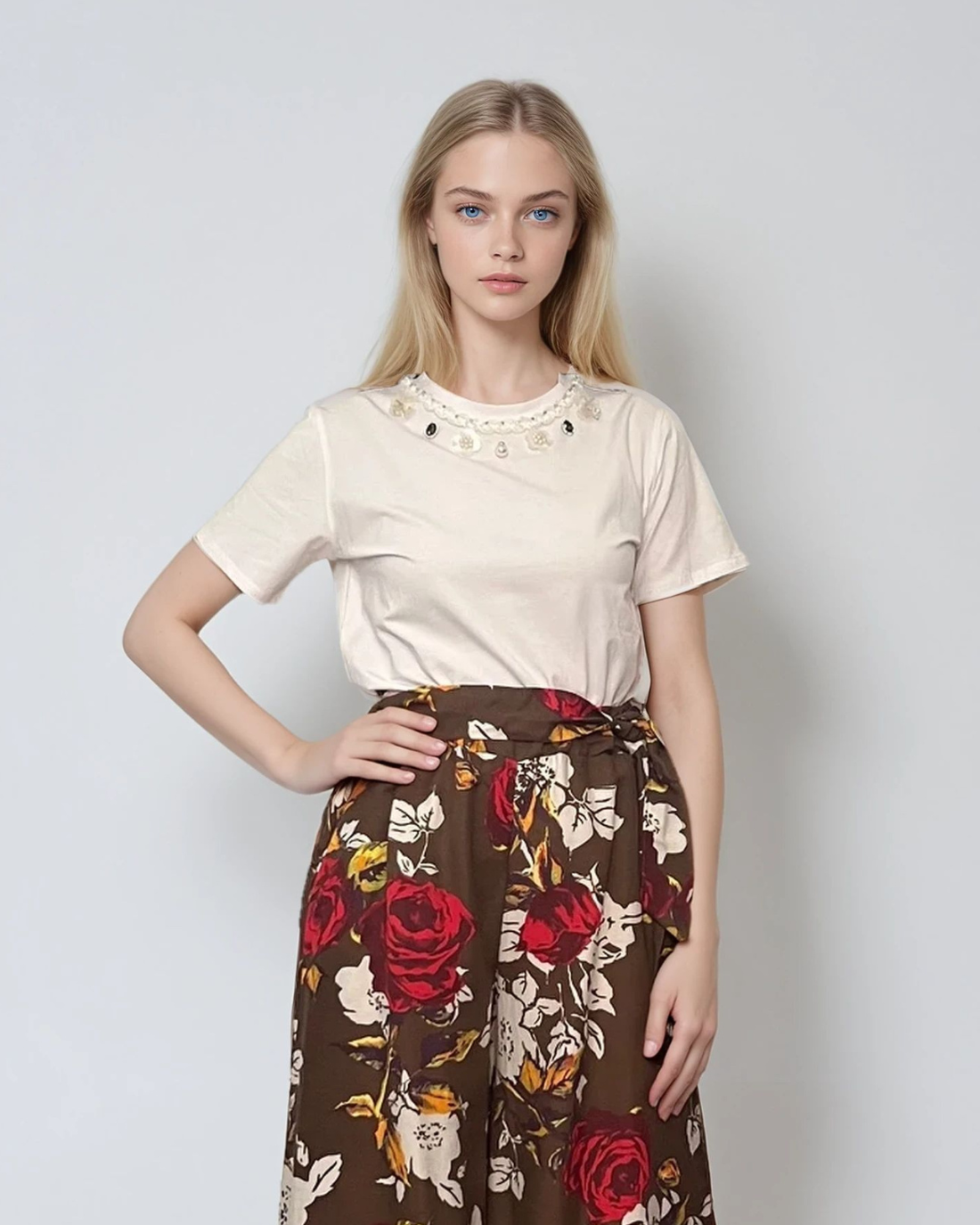 Tricou cu colier din perle și flori din tull alb 