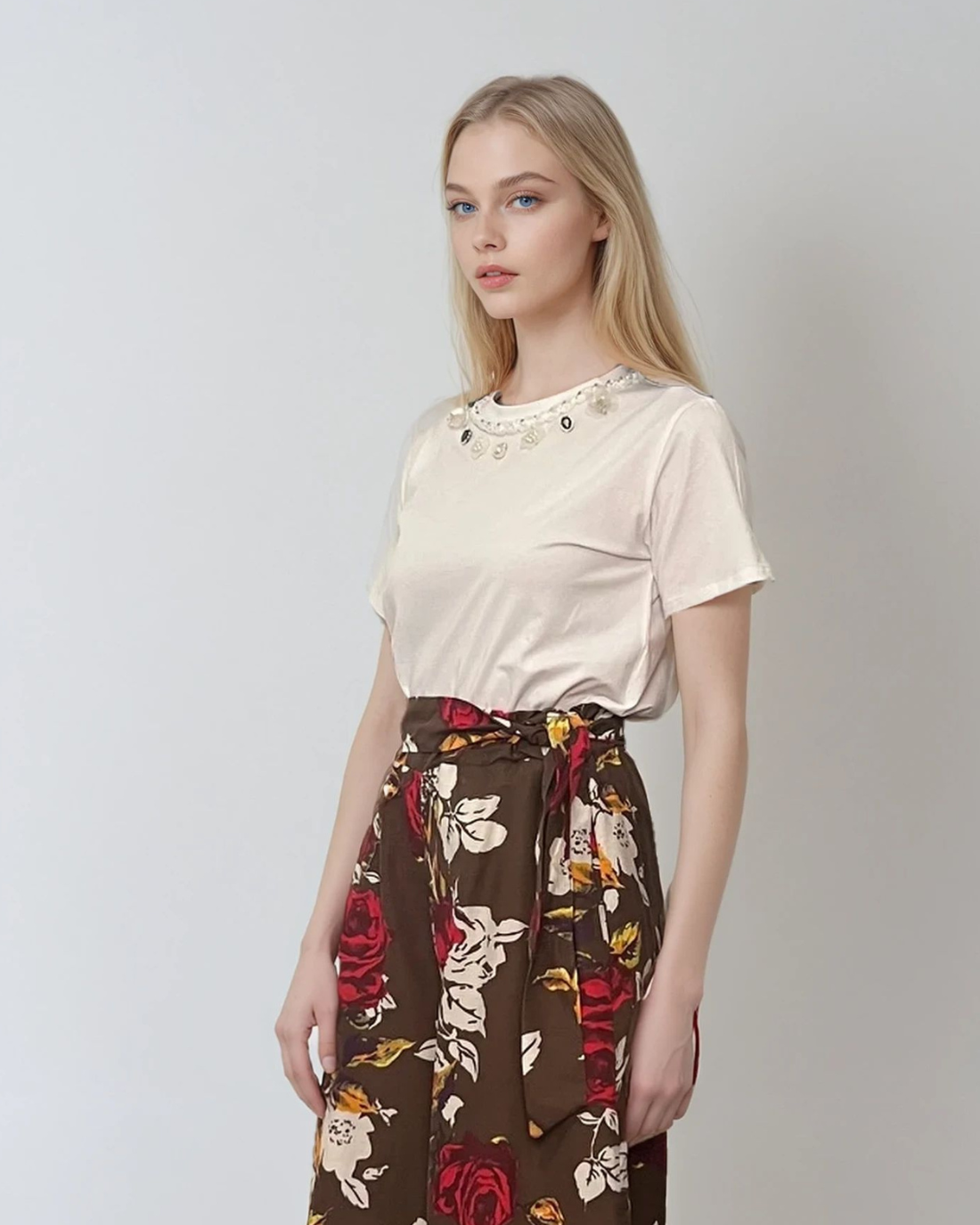 Tricou cu colier din perle și flori din tull alb 