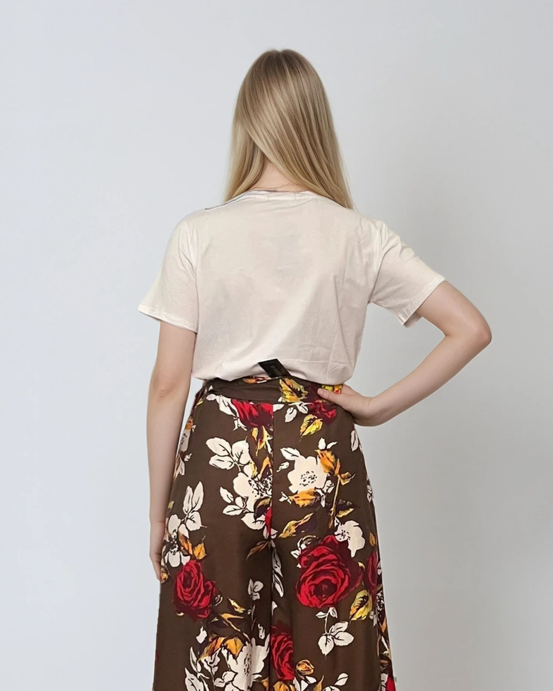 Tricou cu colier din perle și flori din tull alb 