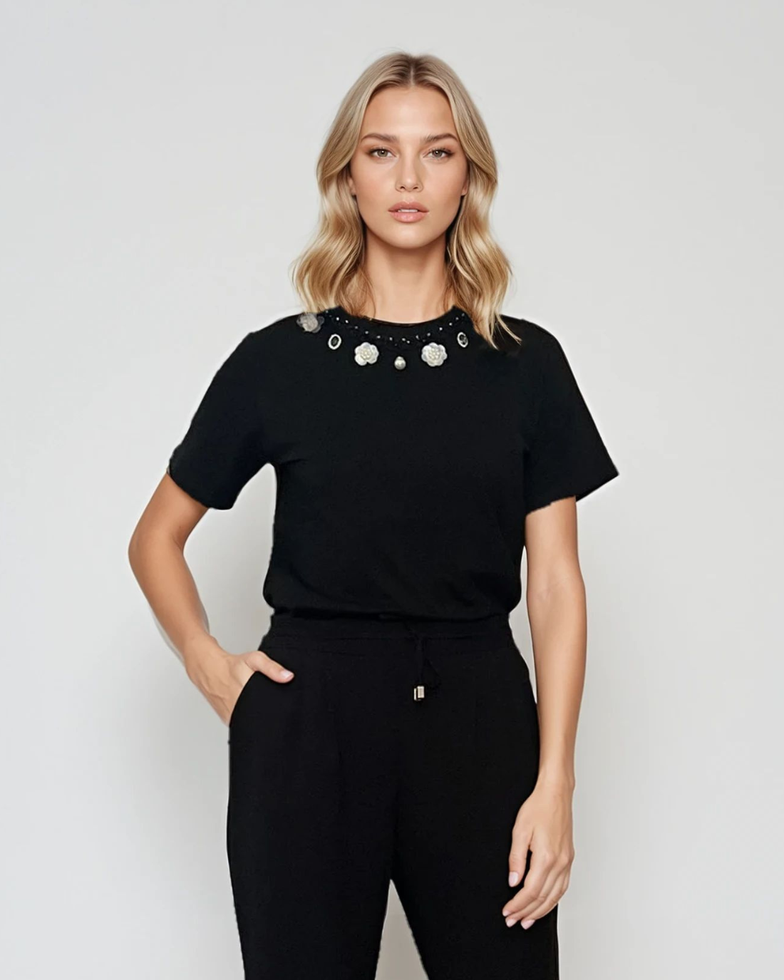 Tricou cu colier din perle și flori din tull negru 