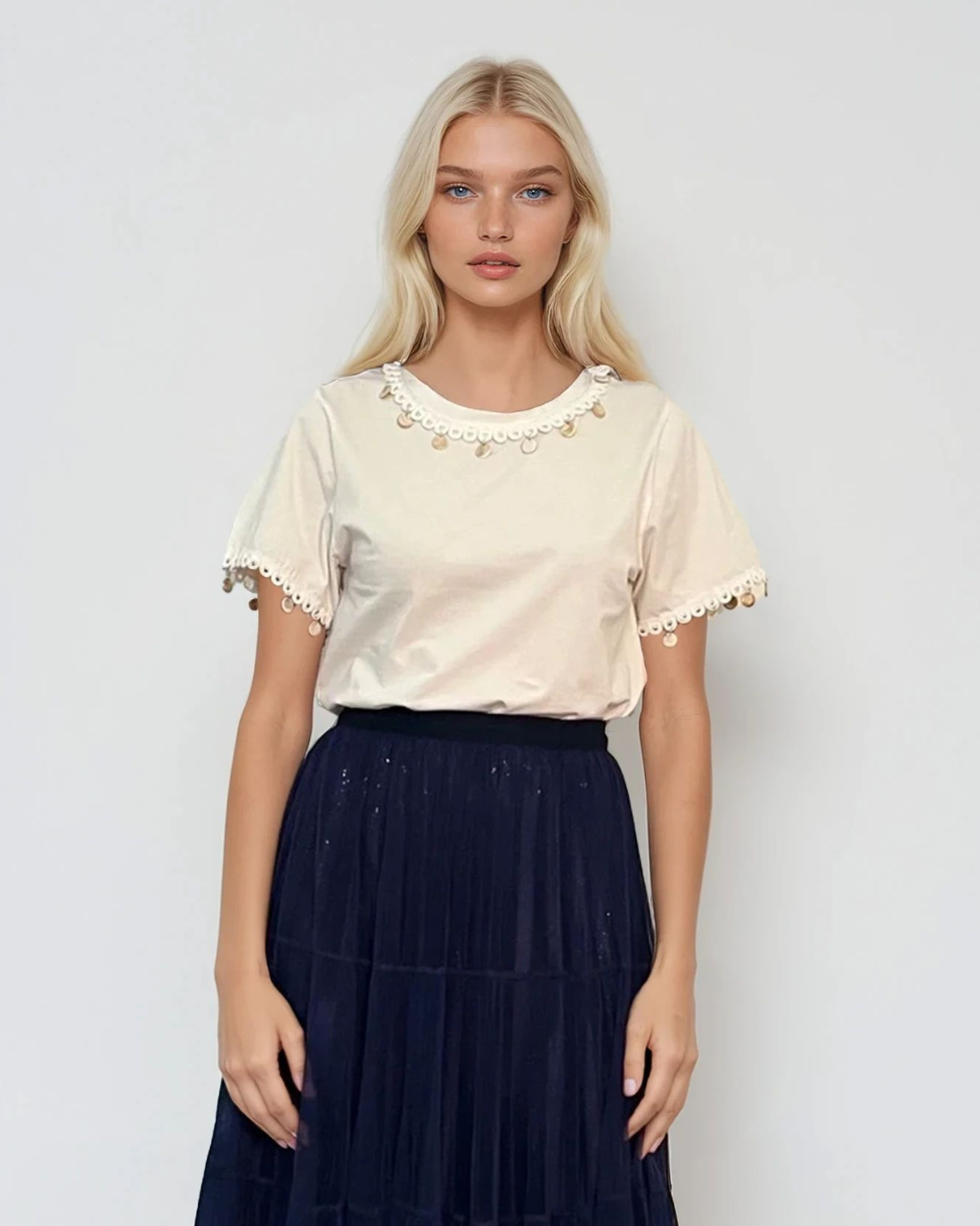 Tricou cu decolteu croșetat și bănuți alb 