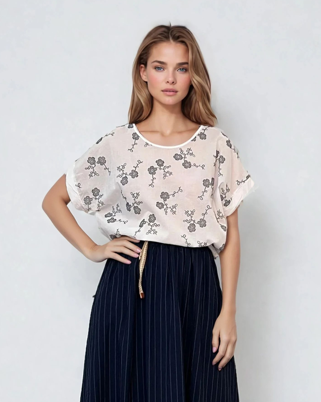 Tricou cu flori brodate și șiret în talie alb 