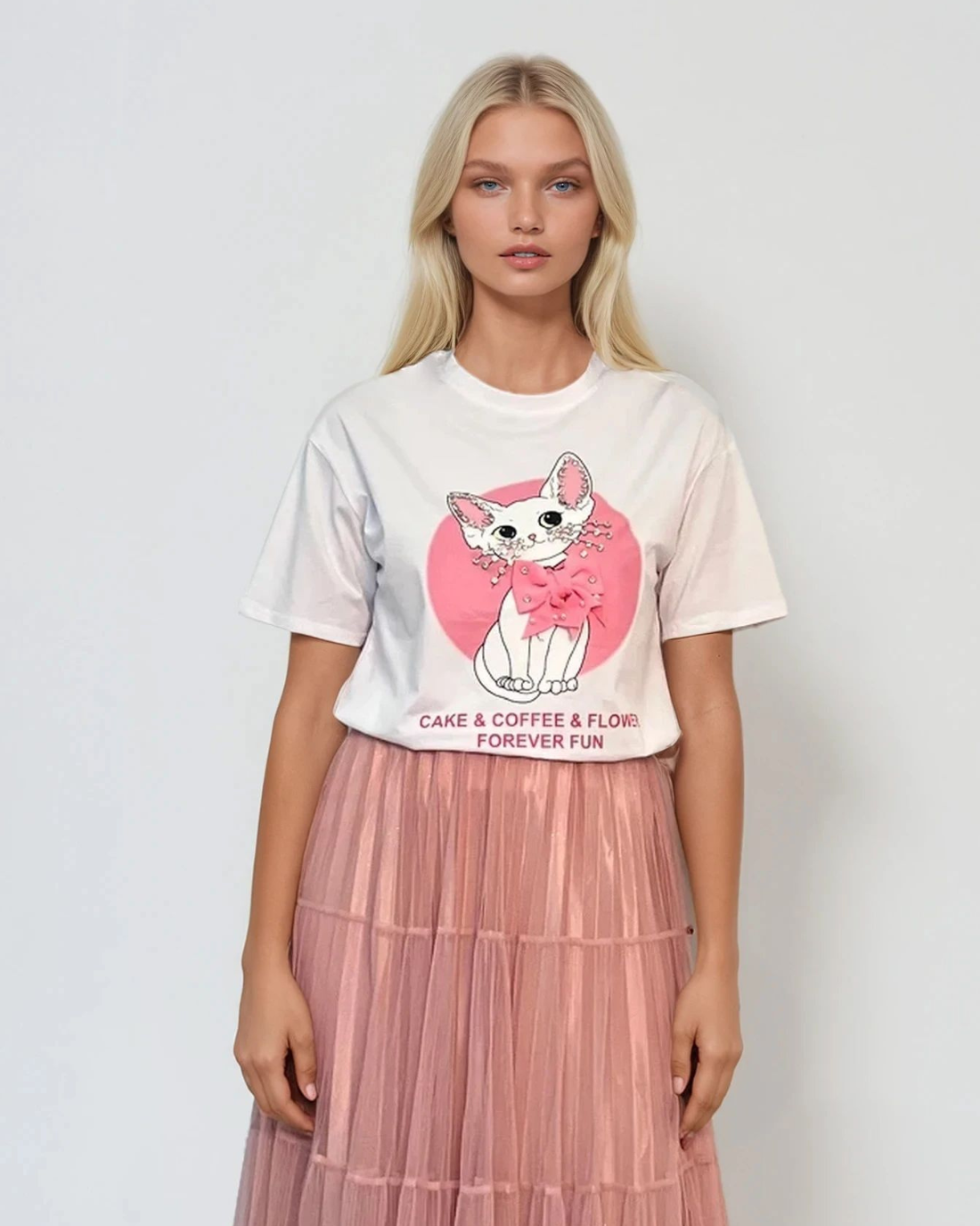 Tricou cu pisică cu fundiță și mesaj alb 