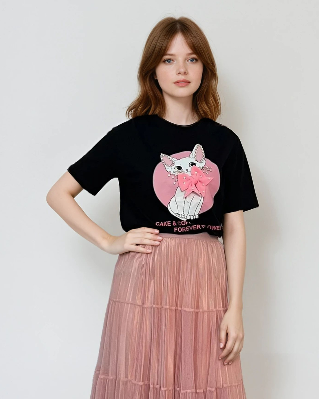 Tricou cu pisică cu fundiță și mesaj negru 