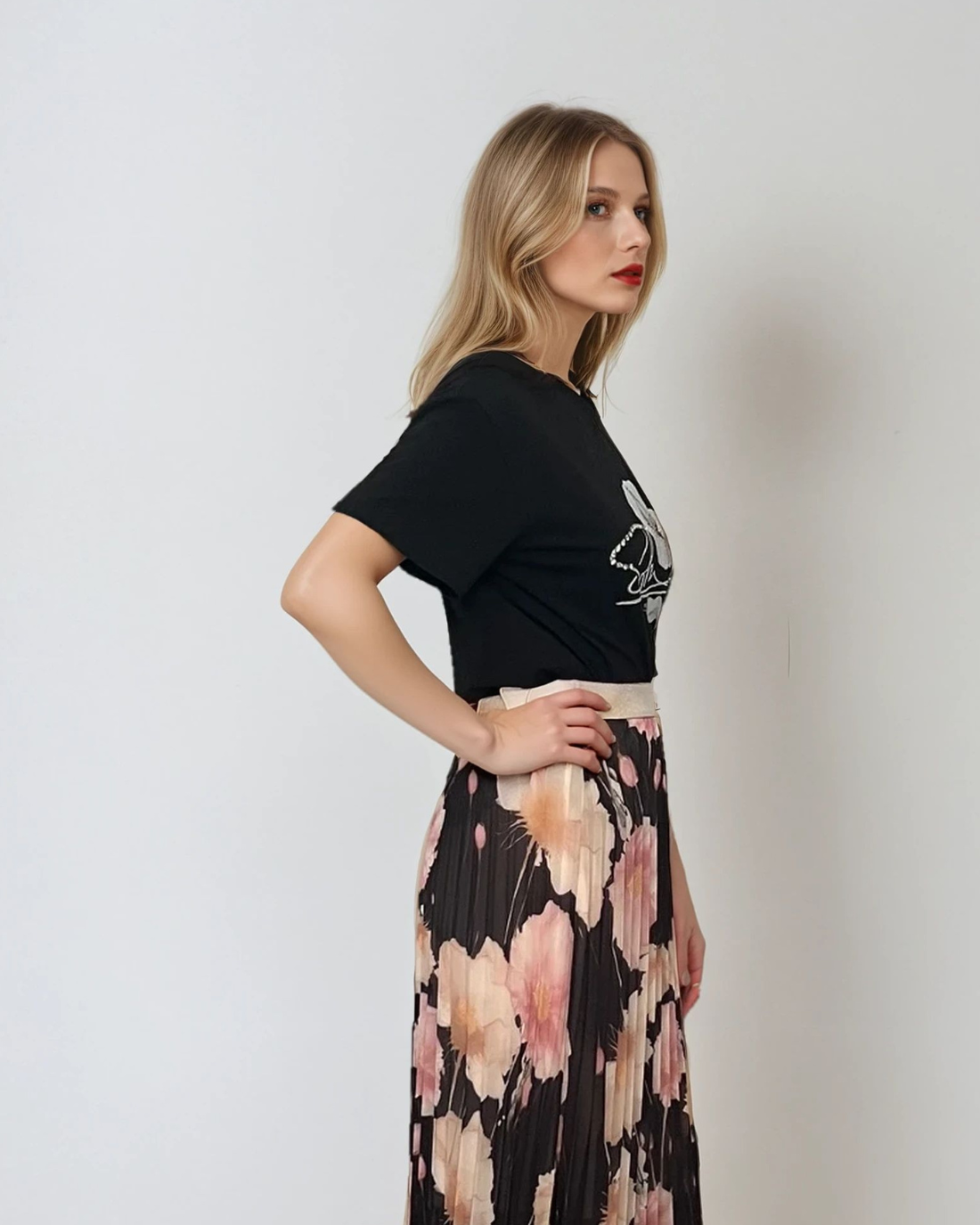 Tricou cu strasuri aplicate, print floare și mesaj negru 