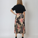Tricou cu strasuri aplicate, print floare și mesaj negru 