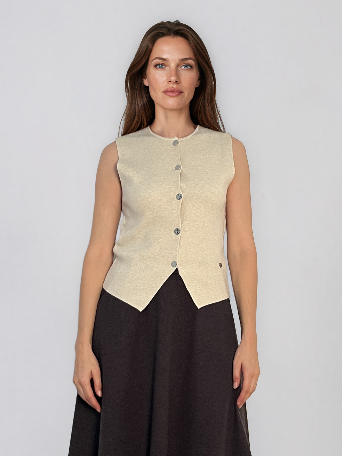 Vestă din tricot cu nasturi şi tiv în colţ crem HL241