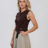 Vestă din tricot cu nasturi şi tiv în colţ maro HL241