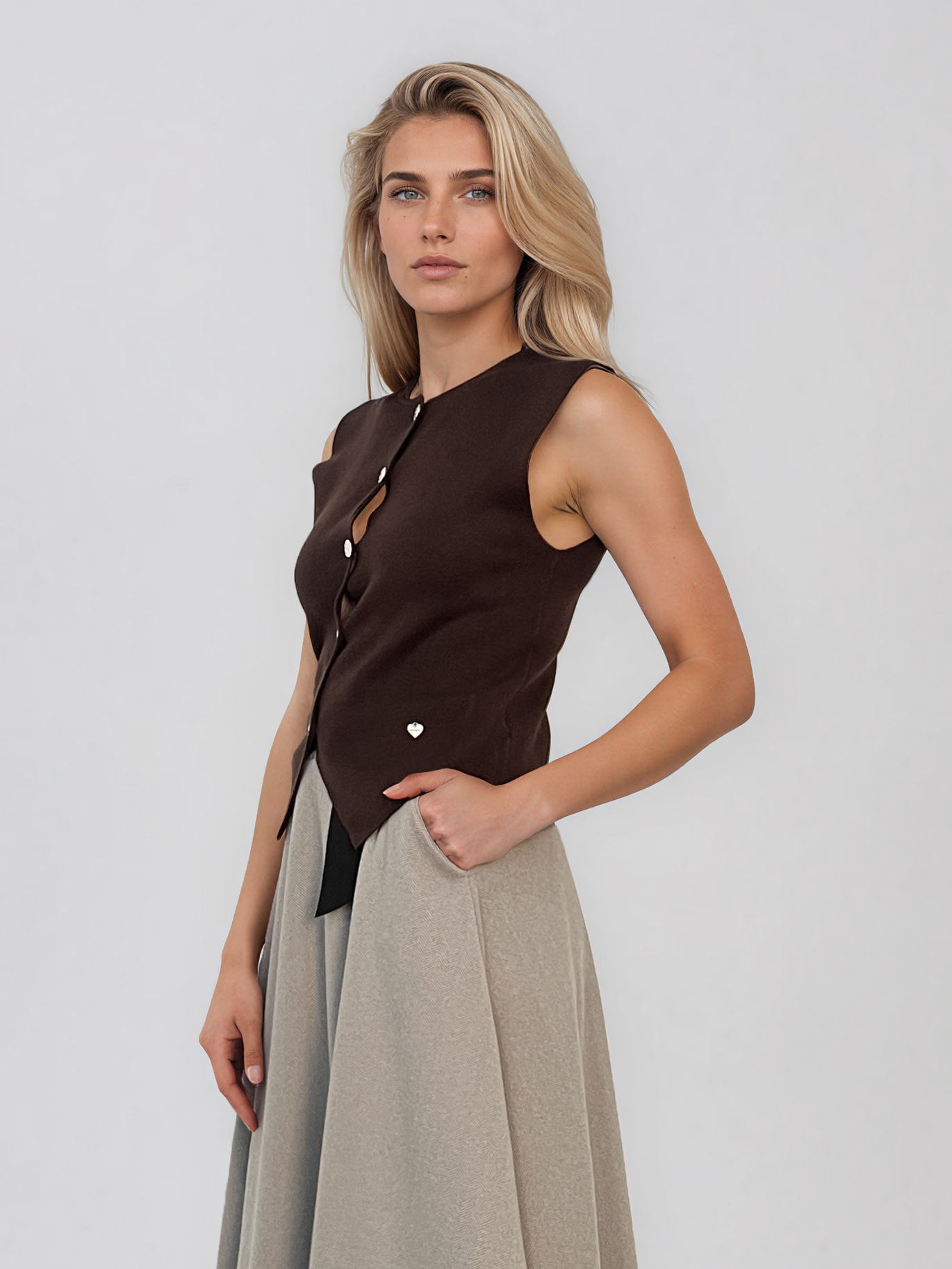 Vestă din tricot cu nasturi şi tiv în colţ maro HL241