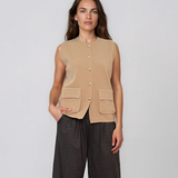 Vestă tricotată cu nasturi şi buzunare beige PN103
