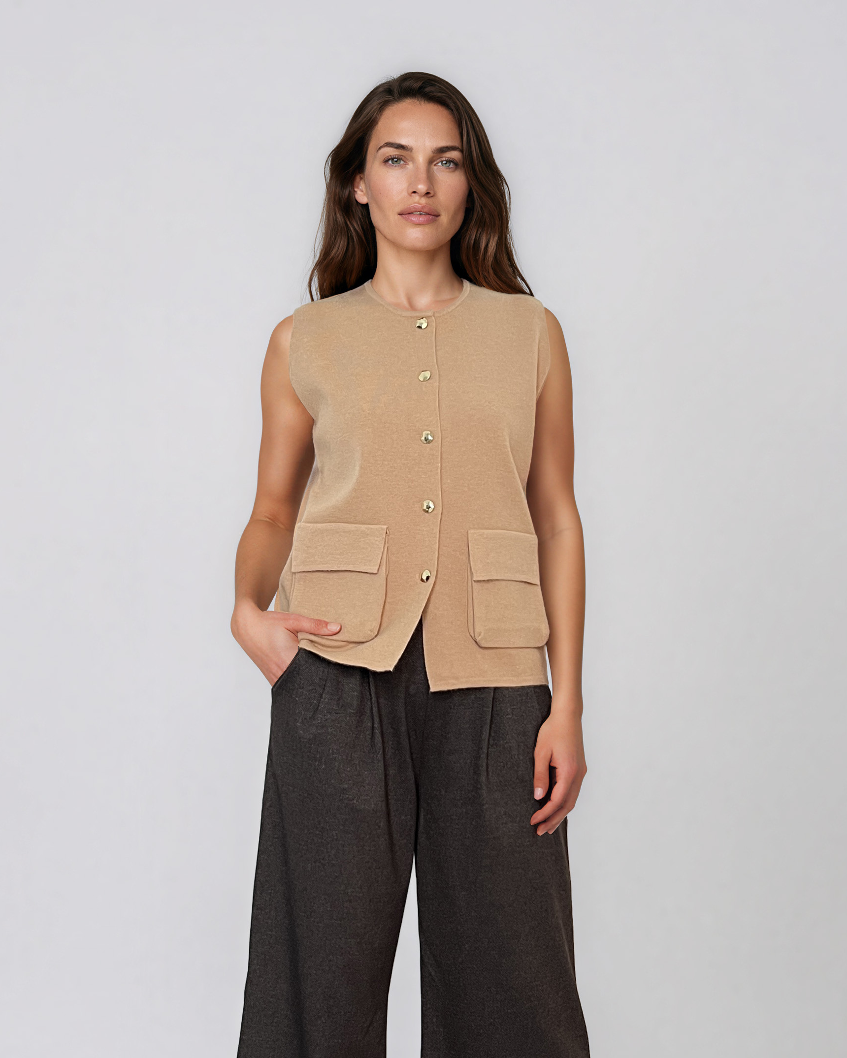 Vestă tricotată cu nasturi şi buzunare beige PN103